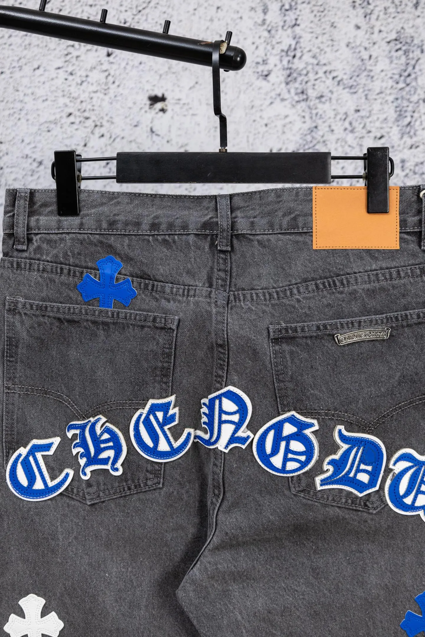 P240 Chromehearts limited edition blue and white classic cross patch leather gray jeans, priced at 34W level, patchwork cross pattern embellishment, washed jeans! ! An absolutely high-end luxury product, a 1.9W-level god-level single product, a super popular product, made by top heavy industry, a magic weapon that cannot be missed! [About Zangyin] This is an extremely luxurious fashion brand that can also be called the aristocracy of the high street. It has always been an exclusive brand for some hipsters or rich second generations. Compared with ordinary high streets, it is more luxurious and noble. Compared with luxury brands, it is more fashionable and individual. It has always been a brand that I have a special liking for. [Top heavy industry fashion design] Consistently high-street luxury style. Speaking of this style, the Zangyin family and GU family are definitely the leading representative brands. Especially the Zangyin family has really achieved a state-of-the-art effect in creating high-street style. The unique washed material is used to create this style. The color system is already quite eye-catching. After it is decorated with patchwork cross flowers, it cleverly highlights the charm of the brand. Secondly, this style uses classic The high-waist cutting design highlights the long legs and fashionable temperament of the upper body. The brand is highly recognizable and the slim fit configuration is more suitable for daily wear. It is a product that interprets personality, fashion, and specifications at a glance. This single product is enough to make any fan excited. It can be a white T-shirt for a youthful college style, or a tight suspender for a royal style. It has strong matching ability and can be easily controlled by men.  [Materials and craftsmanship] Needless to say, this point goes without saying. As an excellent craftsman brand, Zangyin’s requirements for details and craftsmanship are really perfect. The washed color of this model has gone through so many processes, not to mention the embellishment of denim appliques. It is also purely hand-made and sewn. Just like what they believe in, only hand-made things have soul and have the meaning of wear. A top-notch heavy-duty fashionable denim item, I look forward to your perfect interpretation! !  Color: Gray Size: 28-34